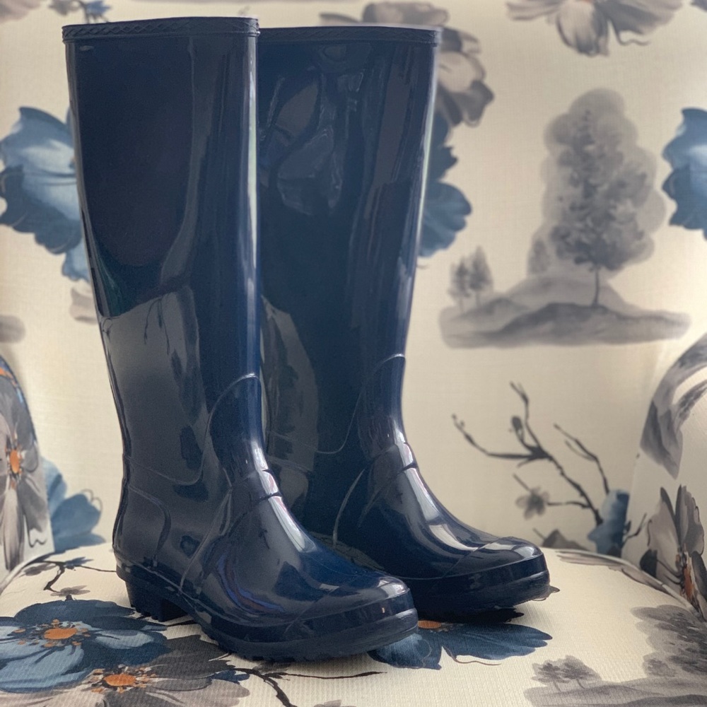 Brand New, Never Worn Pair of Rain Boots !